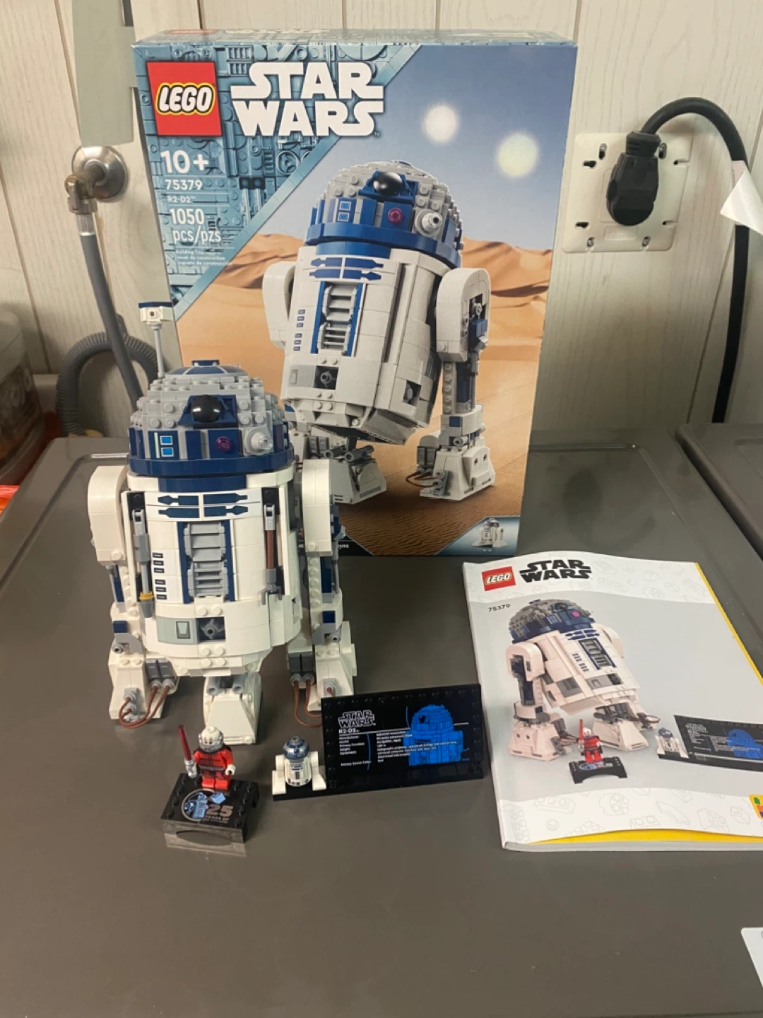 LEGO Star Wars R2-D2 (75379) – Complete Set w/ Rare Darth Malak