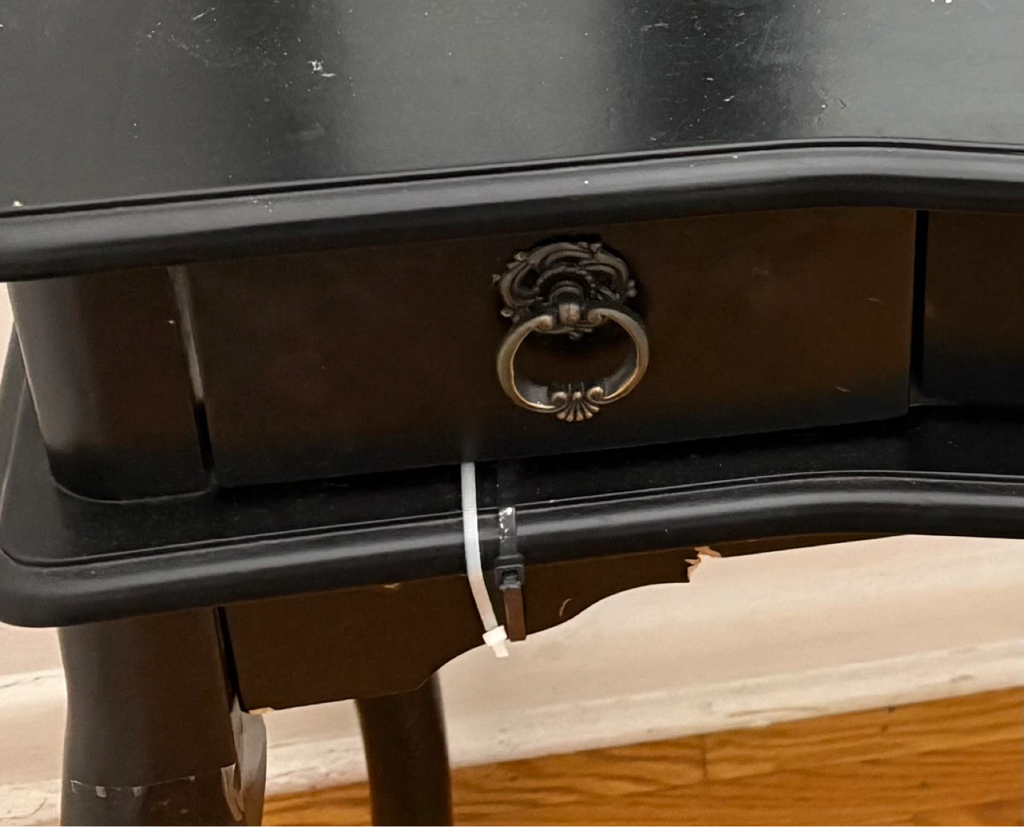 Free Black Vanity Table with Tri-Fold Mirror - photo 2