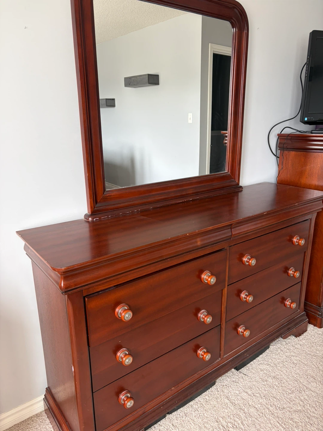 2 Wooden Dressers and 2 Nightstand Set - photo 4