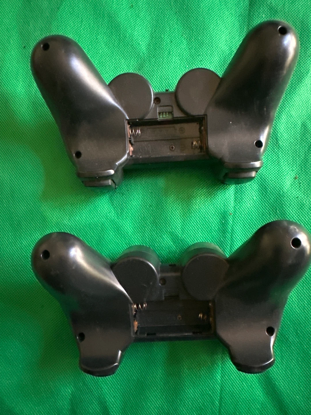 2x Black Wireless Game Controllers - photo 4