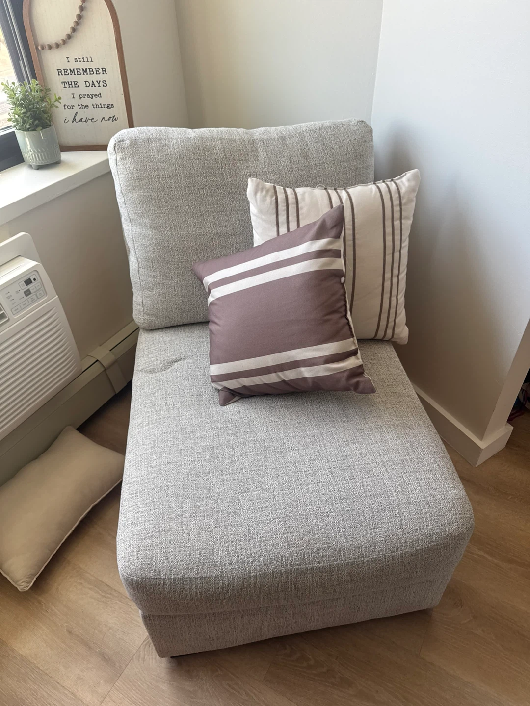 Gray upholstered chaise lounge chair with accent pillows - photo 2