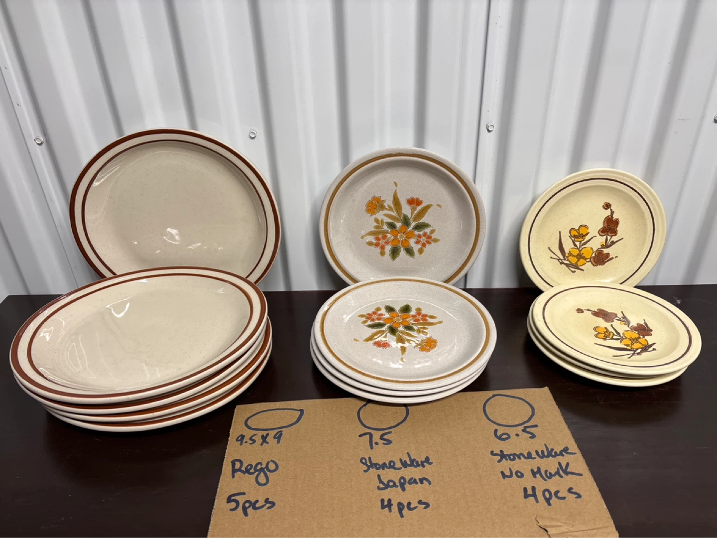 Rego & Stoneware Plates Set