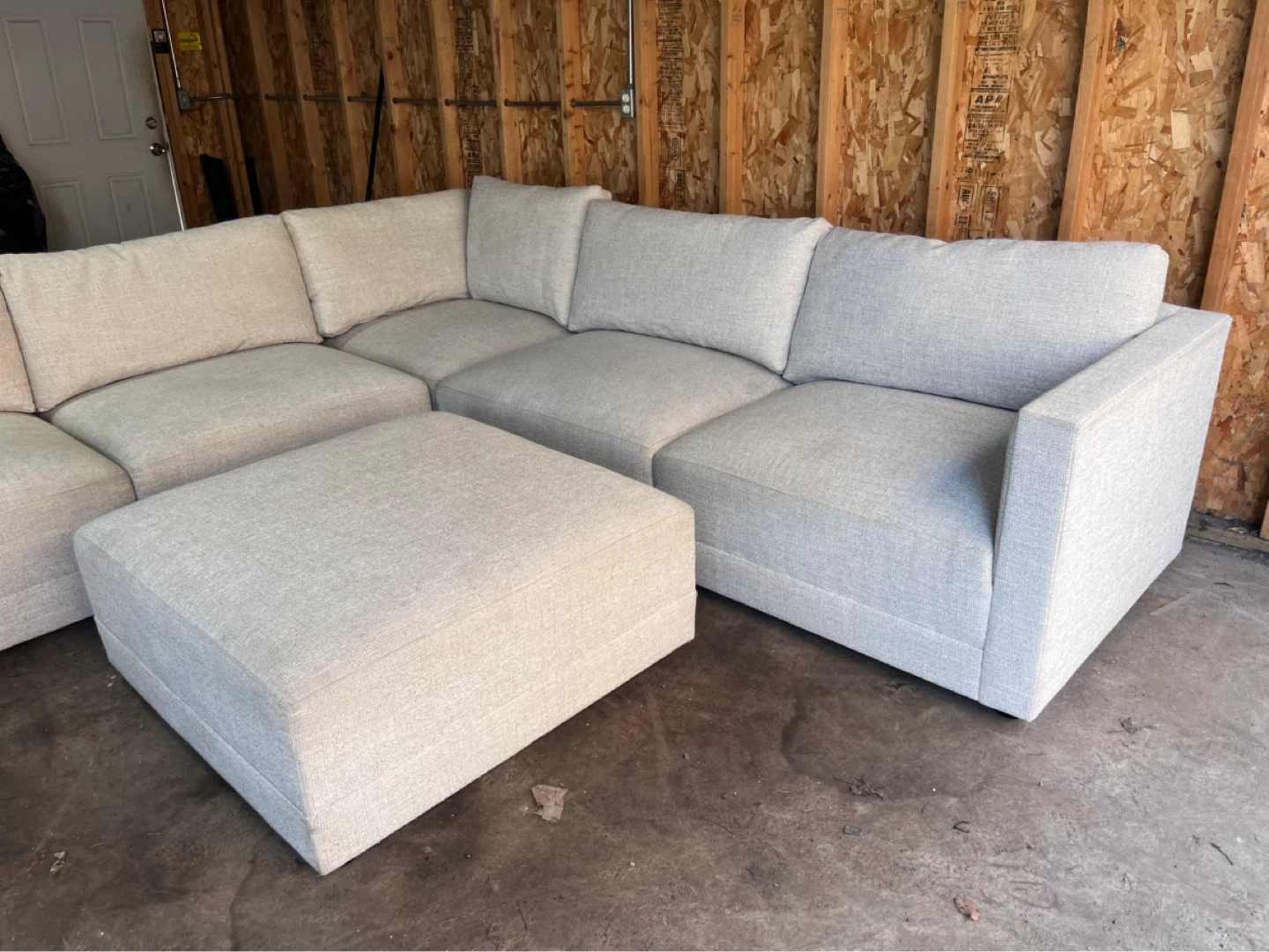 FREE DELIVERY - Bernhardt Large Sectional w/ Ottoman - photo 4