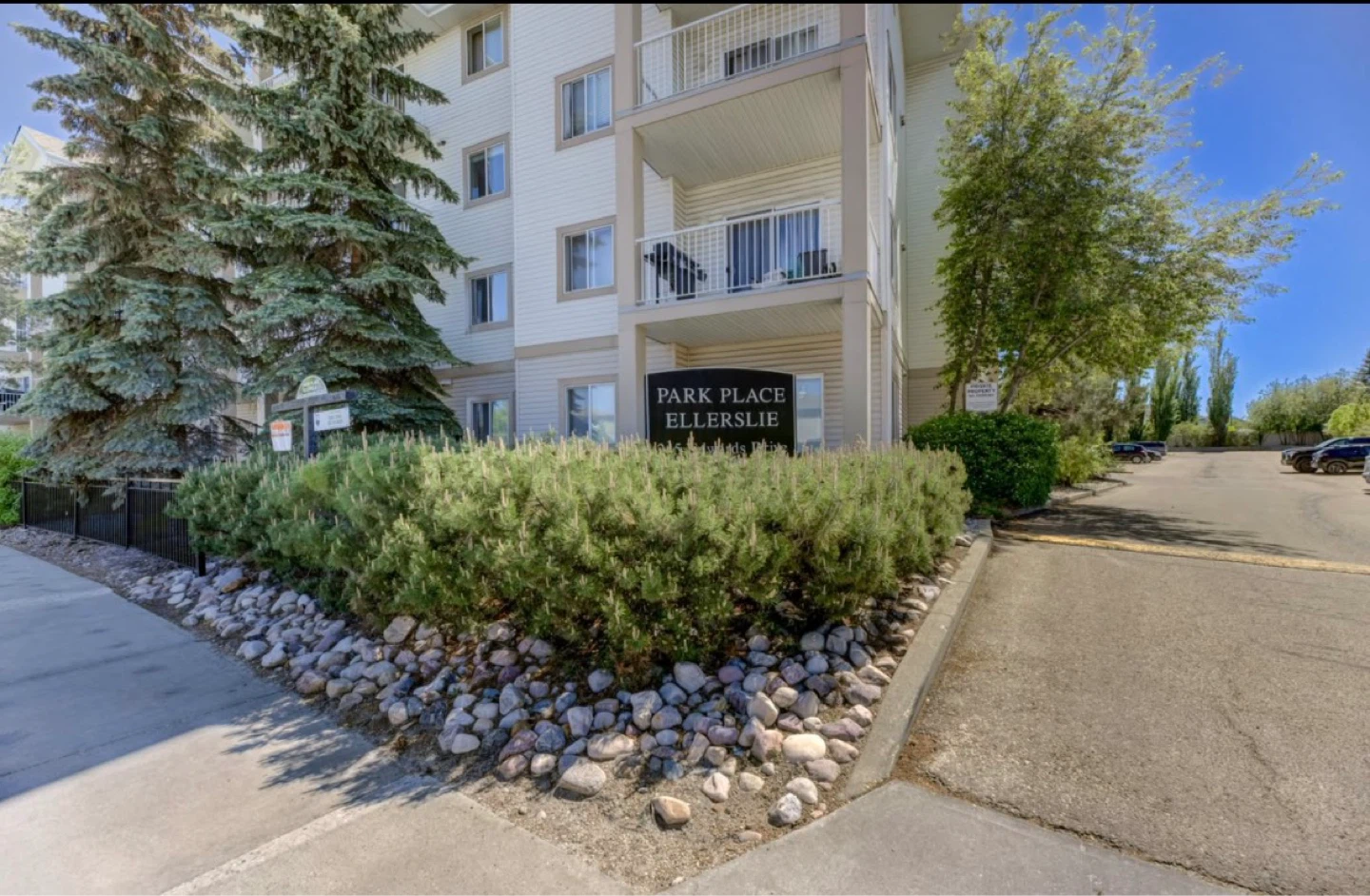 2 bedrooms and 2 bathrooms in Ellerslie crossing - photo 2