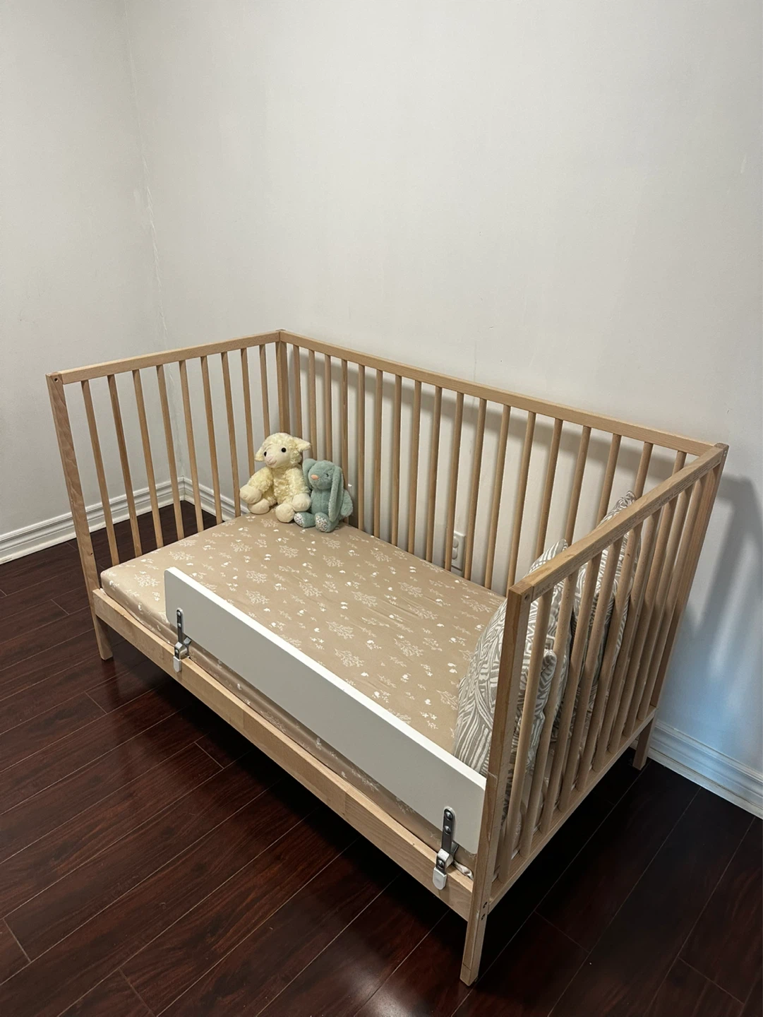 Crib + Mattress + Guard Rail – Excellent Condition - photo 2