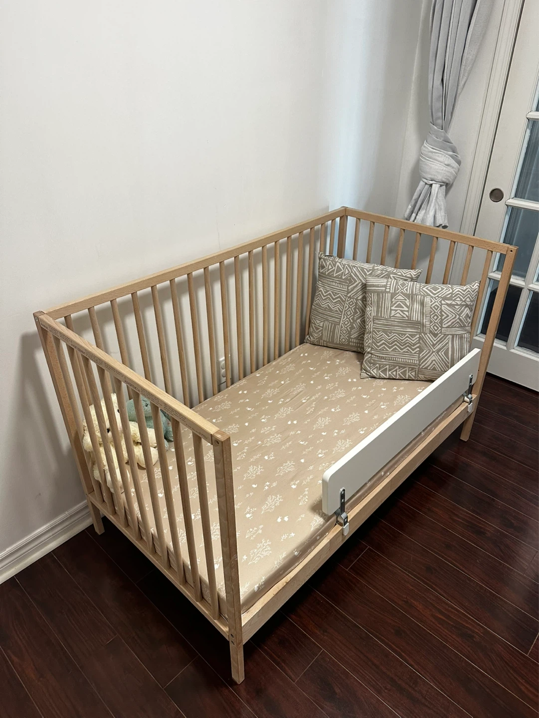 Crib + Mattress + Guard Rail – Excellent Condition - photo 3