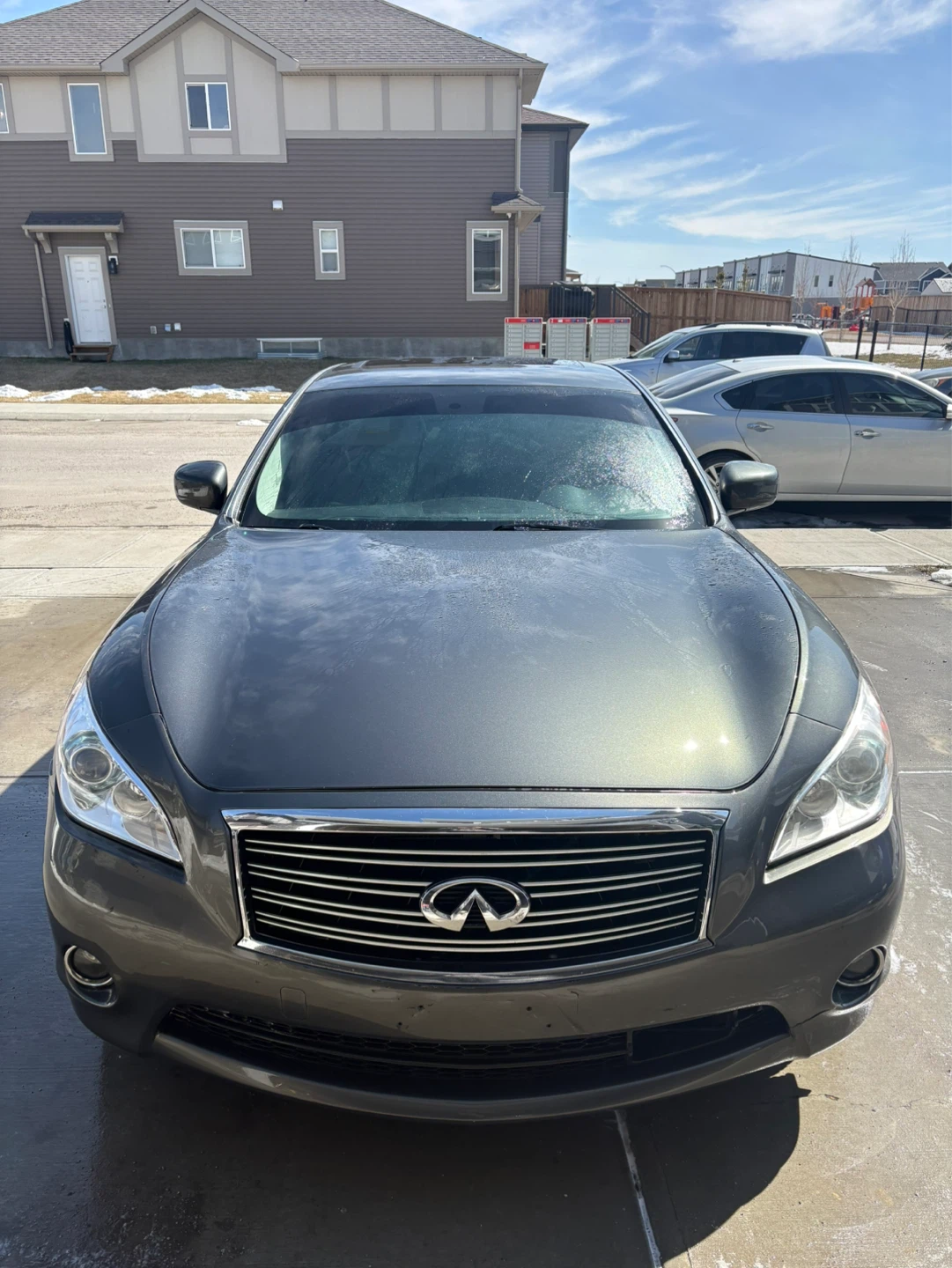 Infiniti Q70 sedan