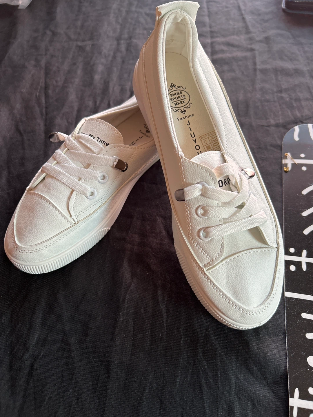 White Low-Top Fashion Sneakers