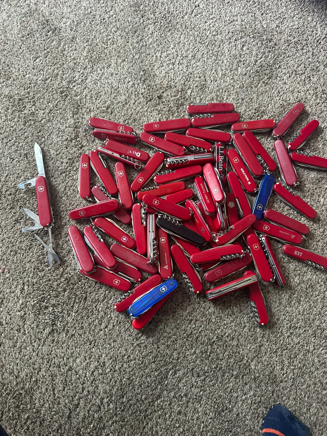 Swiss Army knife one for 10and 11for 100$ - photo 2