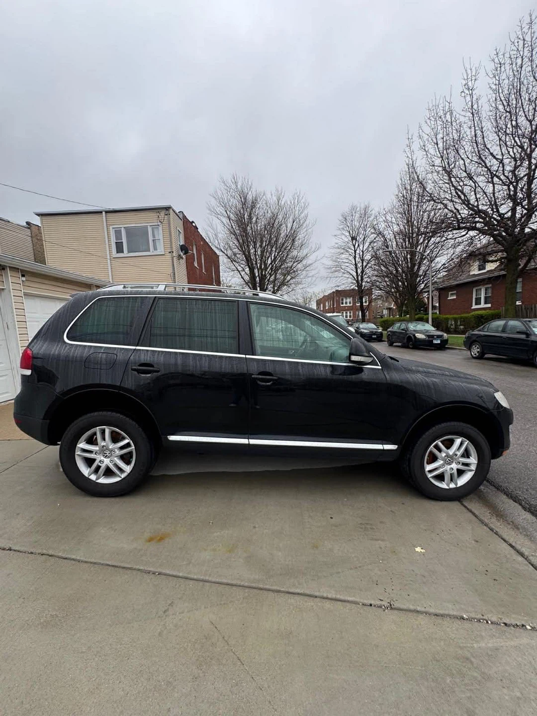 Black Volkswagen Touareg SUV - photo 3