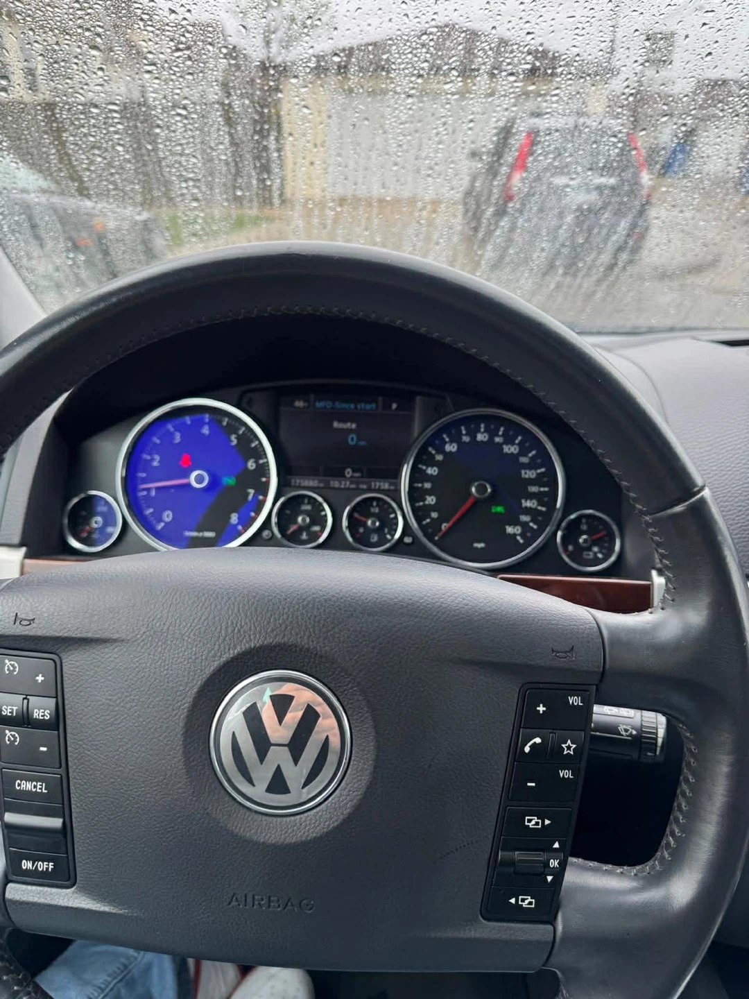 Black Volkswagen Touareg SUV - photo 4