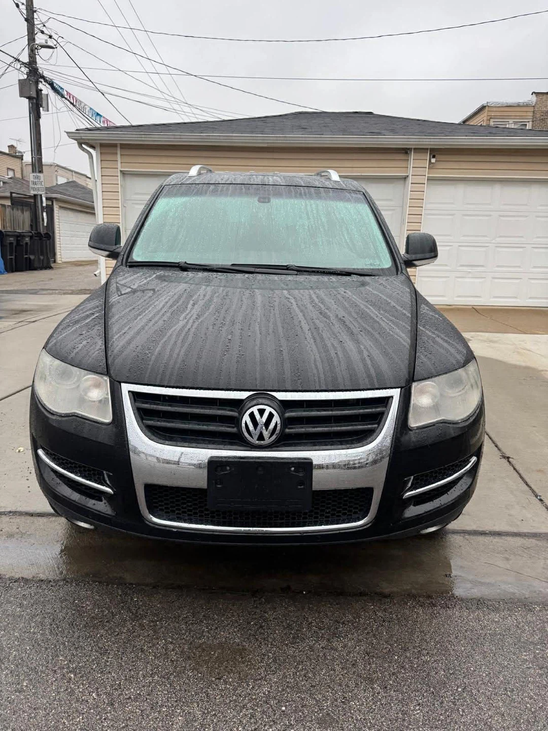 Black Volkswagen Touareg SUV - photo 2