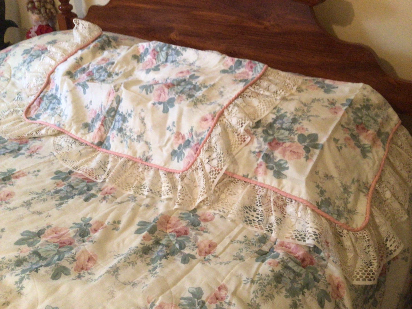Floral  comforter with bed skirt and shames - photo 2
