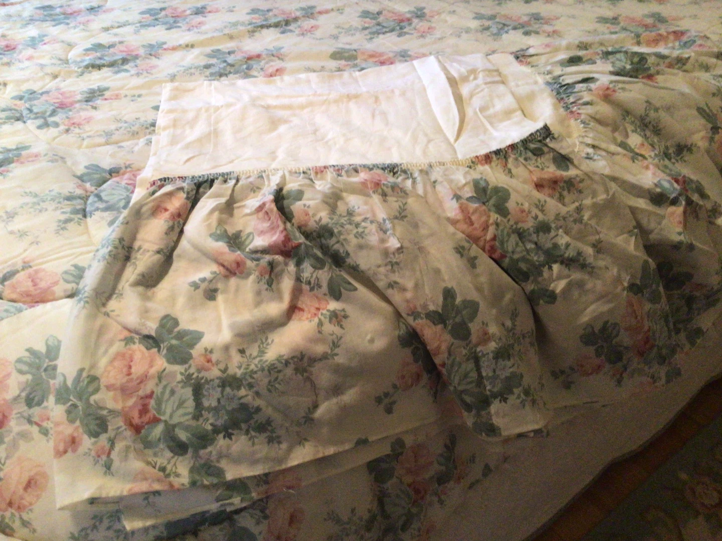 Floral  comforter with bed skirt and shames - photo 3