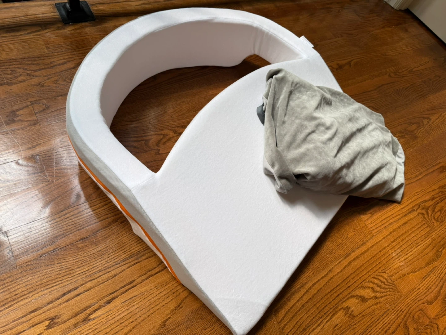 Various therapeutic pillows with covers, all new and unused. - photo 2