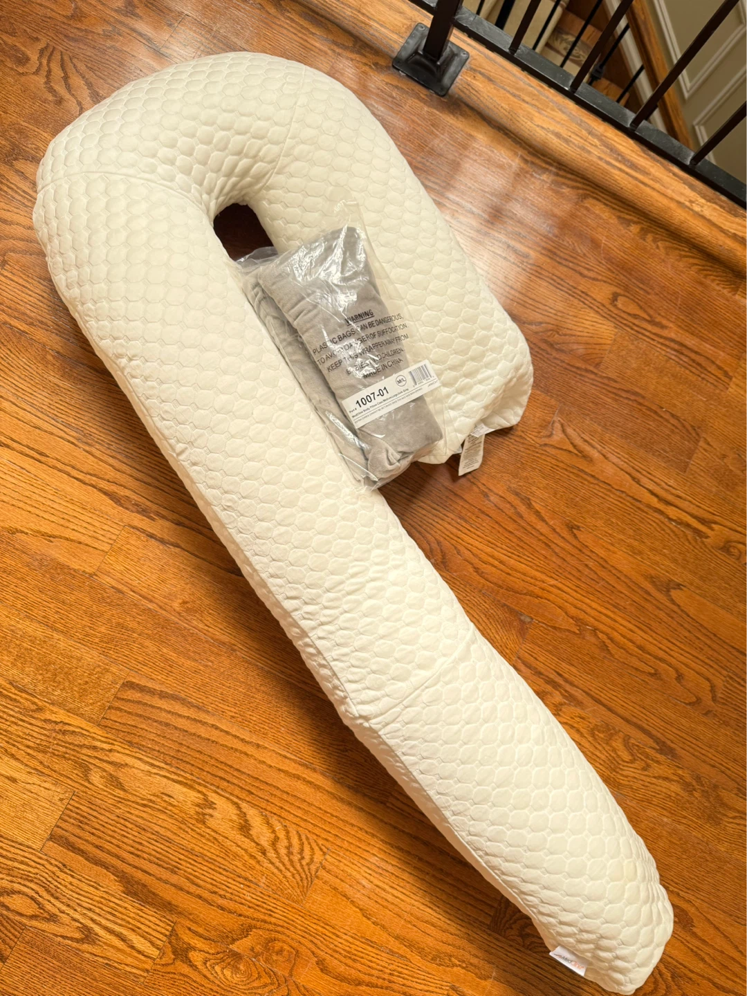 Various therapeutic pillows with covers, all new and unused. - photo 4