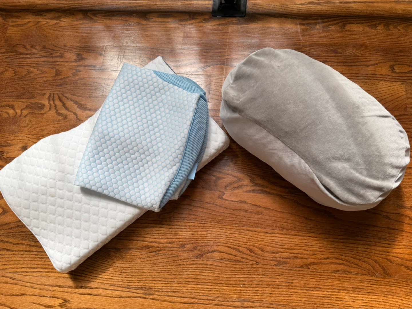 Various therapeutic pillows with covers, all new and unused. - photo 5