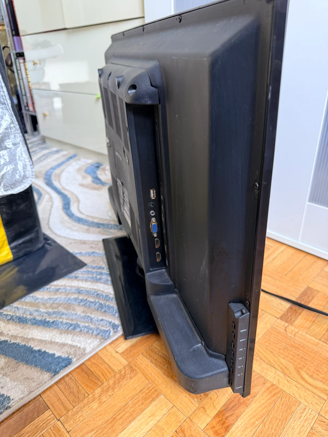 Insignia 29" LCD TV - photo 2