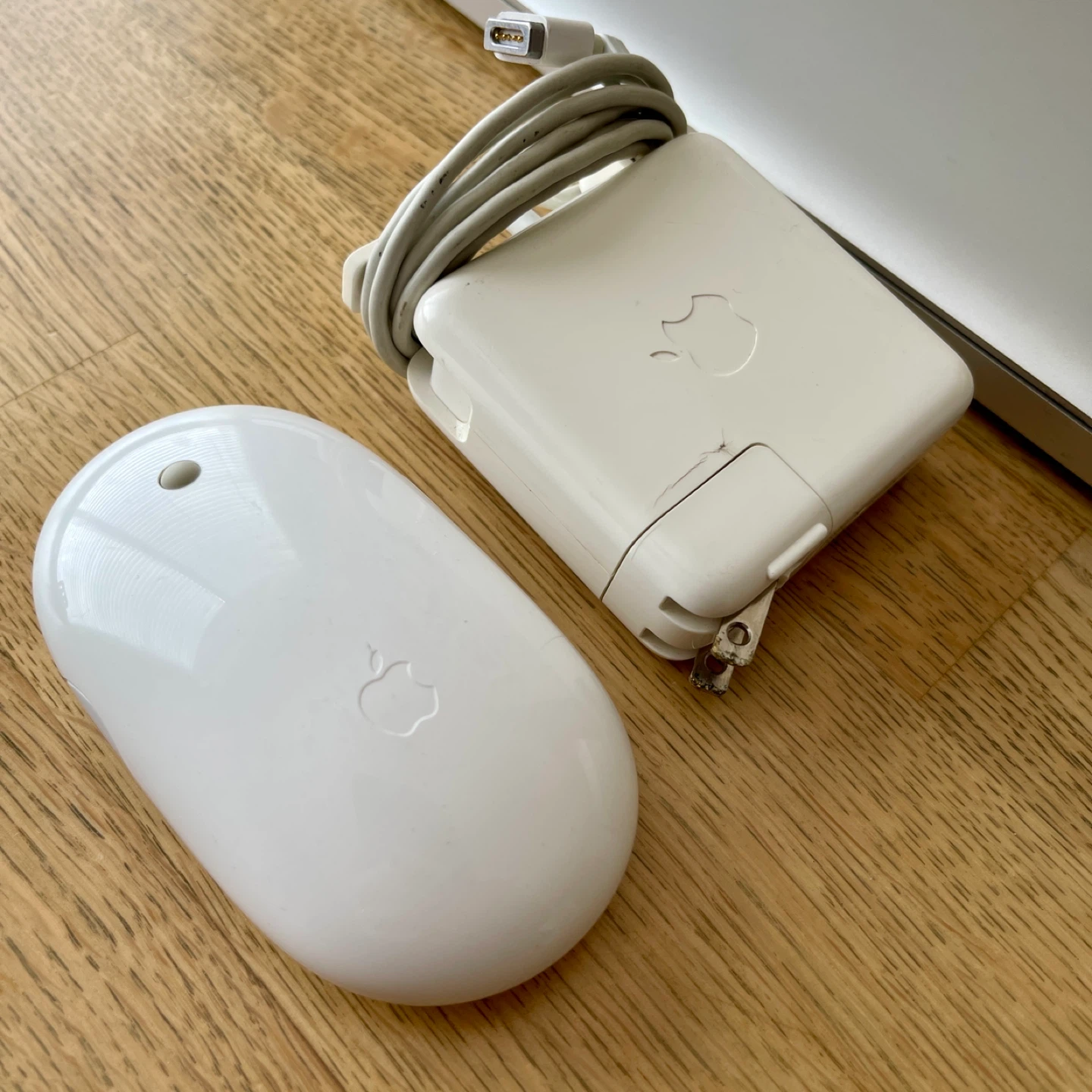 Mid-2009 MacBook Pro 13" Bundle - Original Charger & Mouse - photo 3