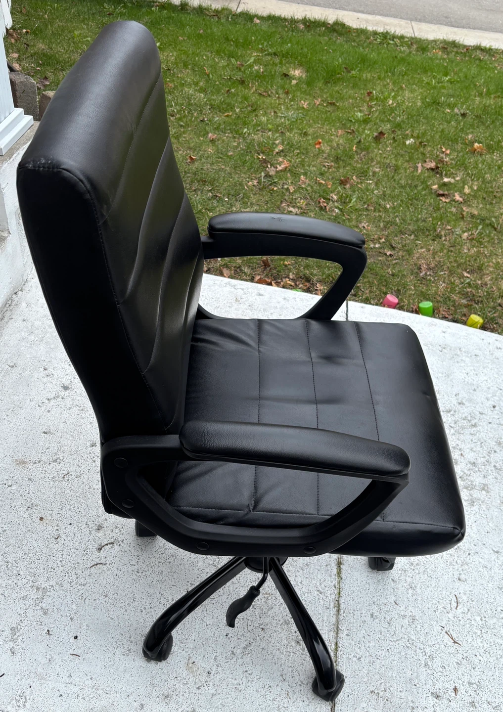 Black Faux Leather Office Chair (with hydraulic)