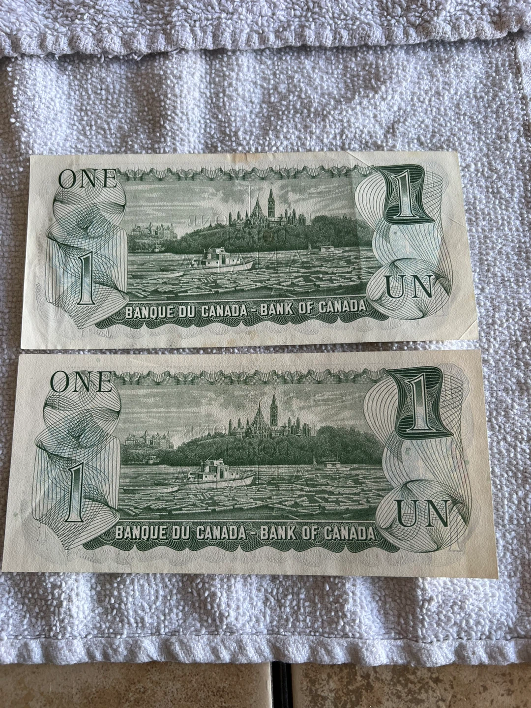 2 Vintage Canadian 1 Dollar Bills - photo 2