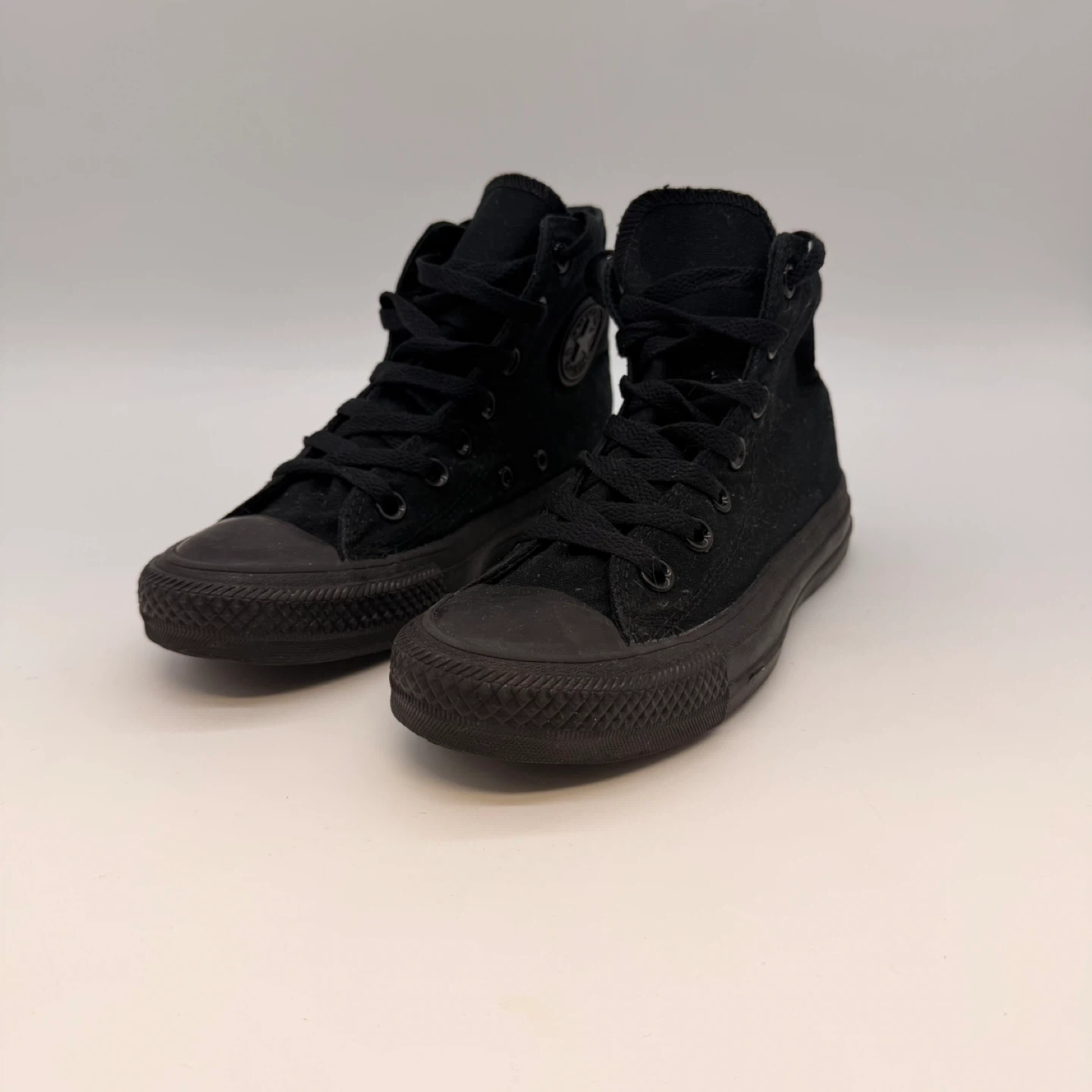 Converse Chuck Taylor All Star Size 6 Women / 4 Men