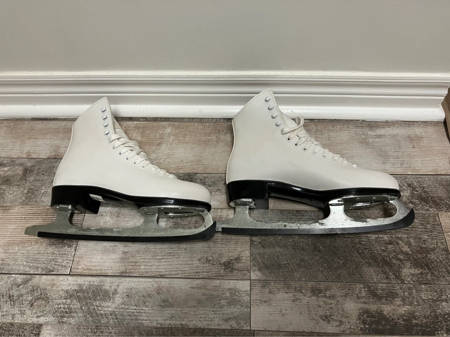 Women’s ice skates