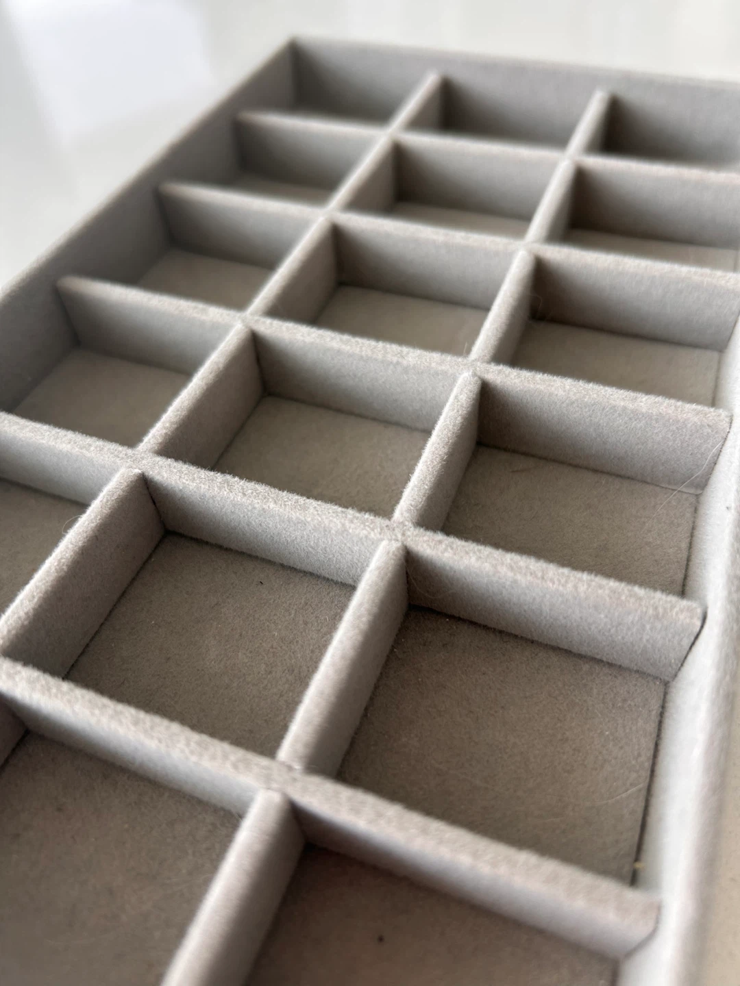 Velvet Jewelry Organizer Tray - 18 Compartments - photo 3
