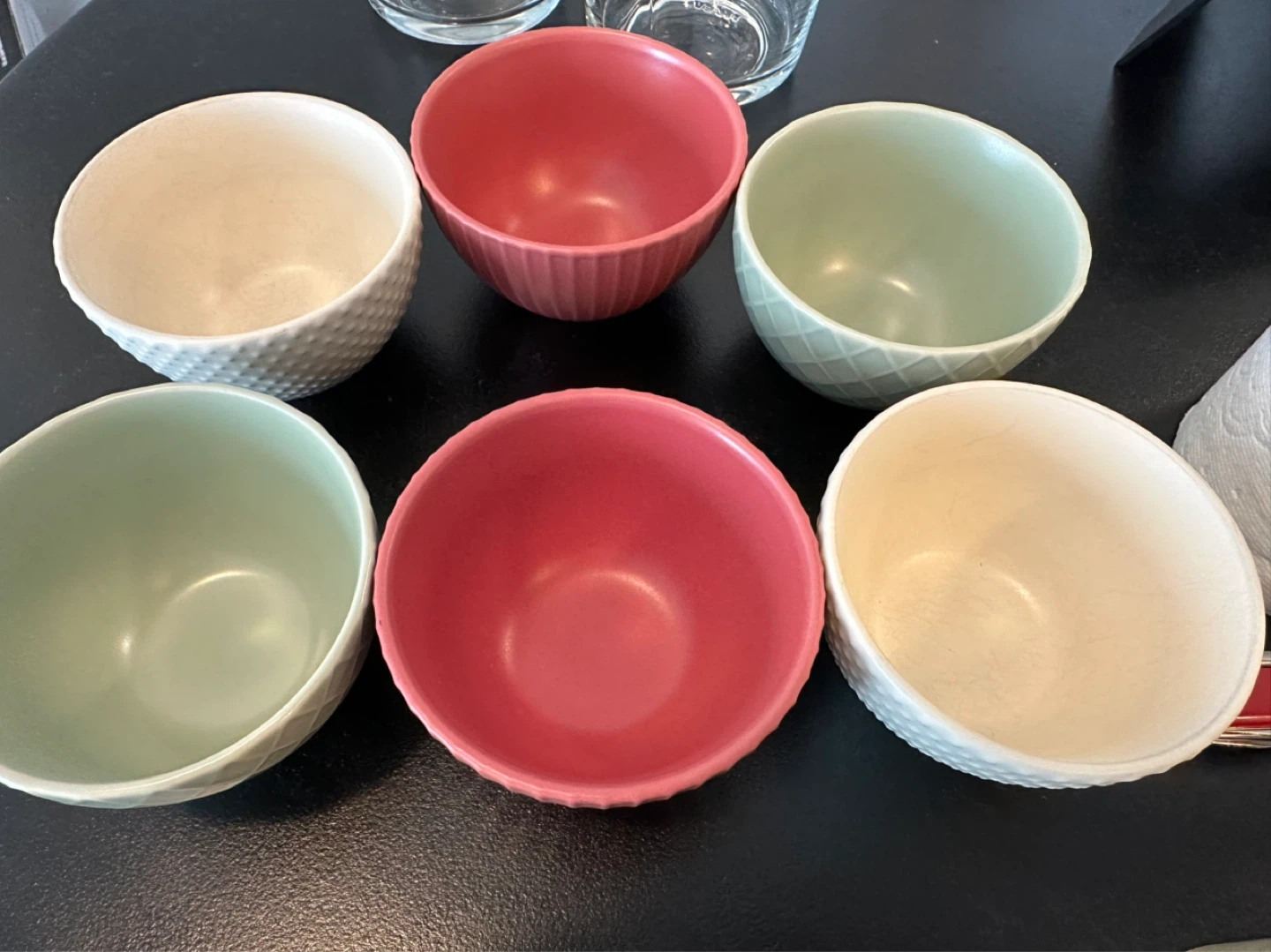 Sets of dinnerware / glassware