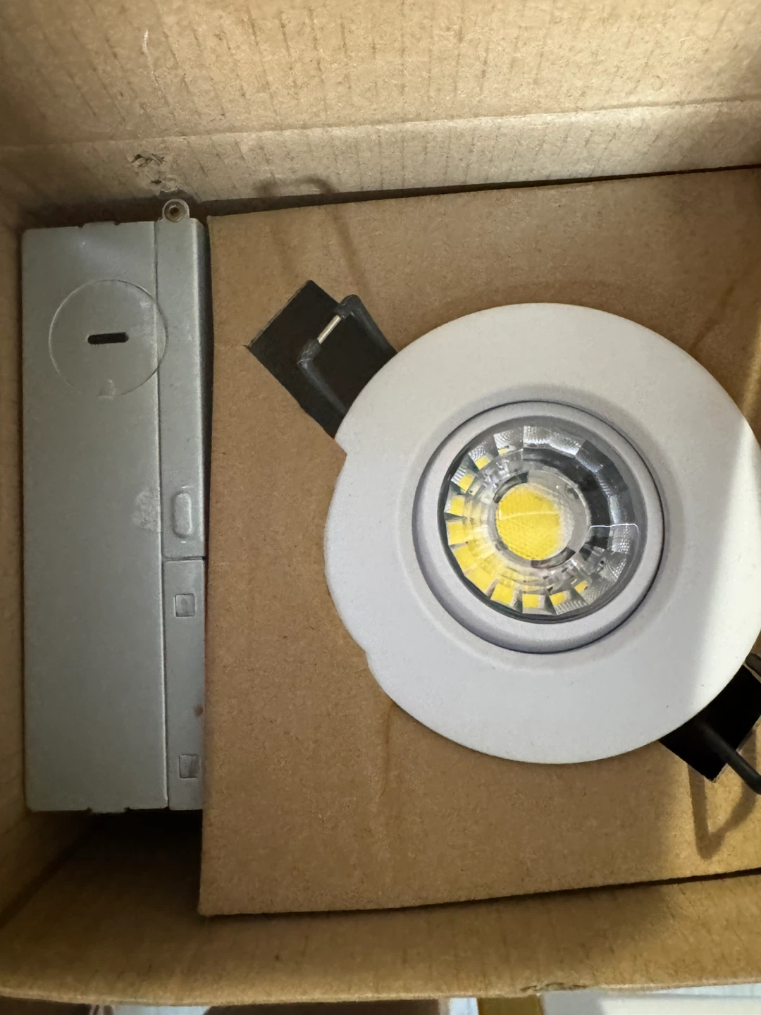 YUURTA 3-Inch 8W Dimmable LED Gimbal Light - 5000K Daylight