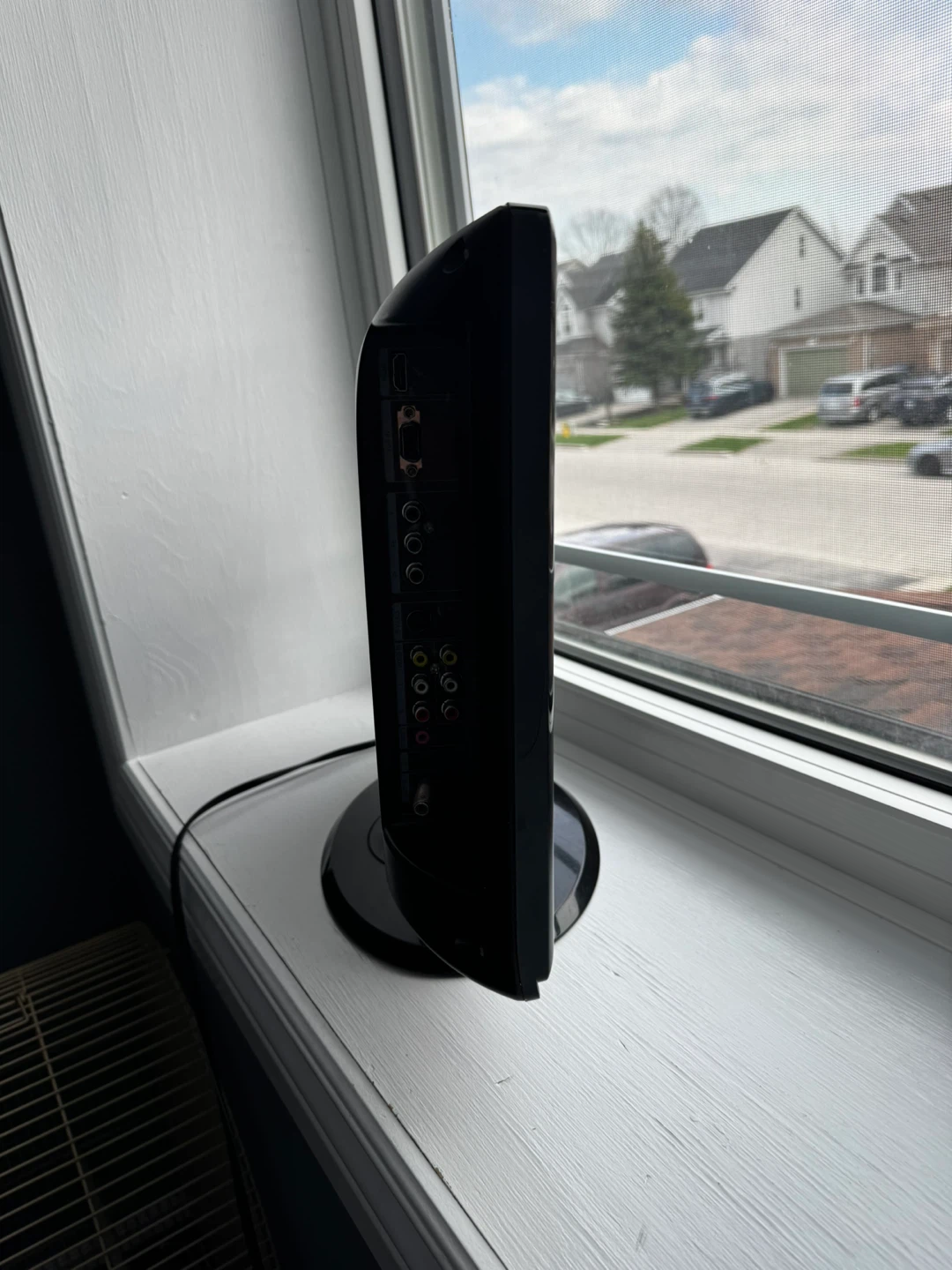 ONN 19" HD Monitor - photo 4