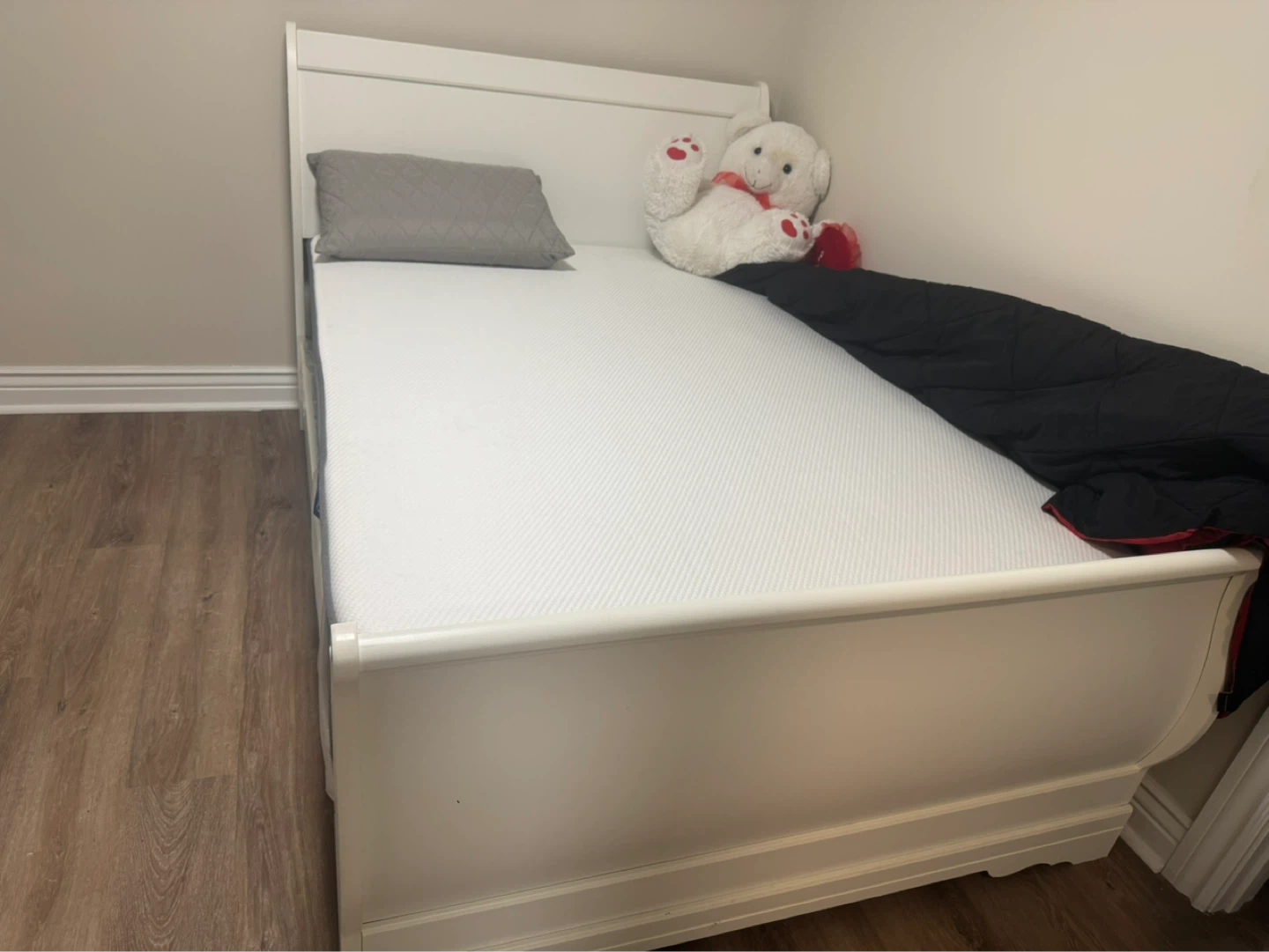 Full size bed