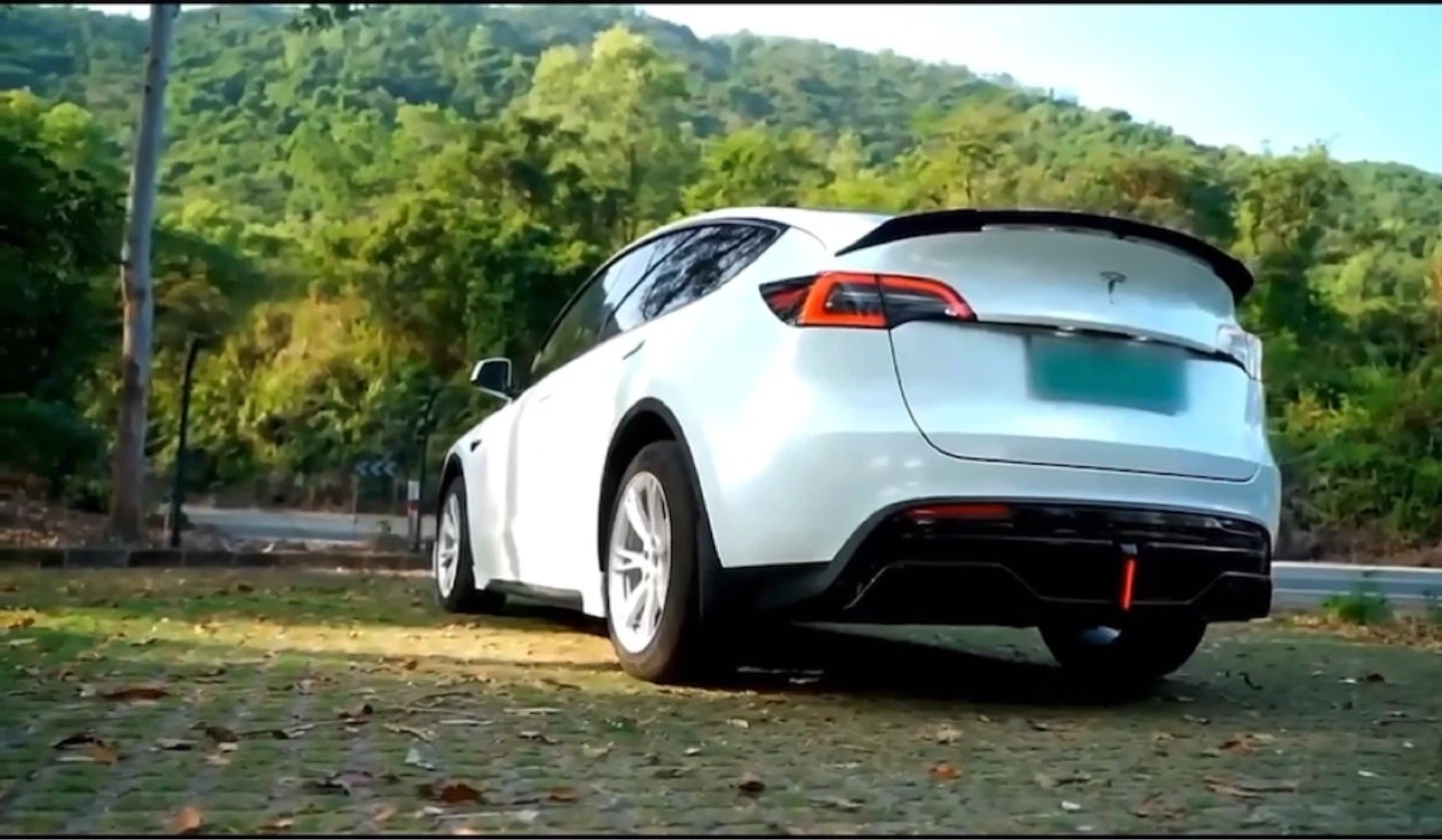 Tesla Model Y/3 rear diffuser and front carbon lip