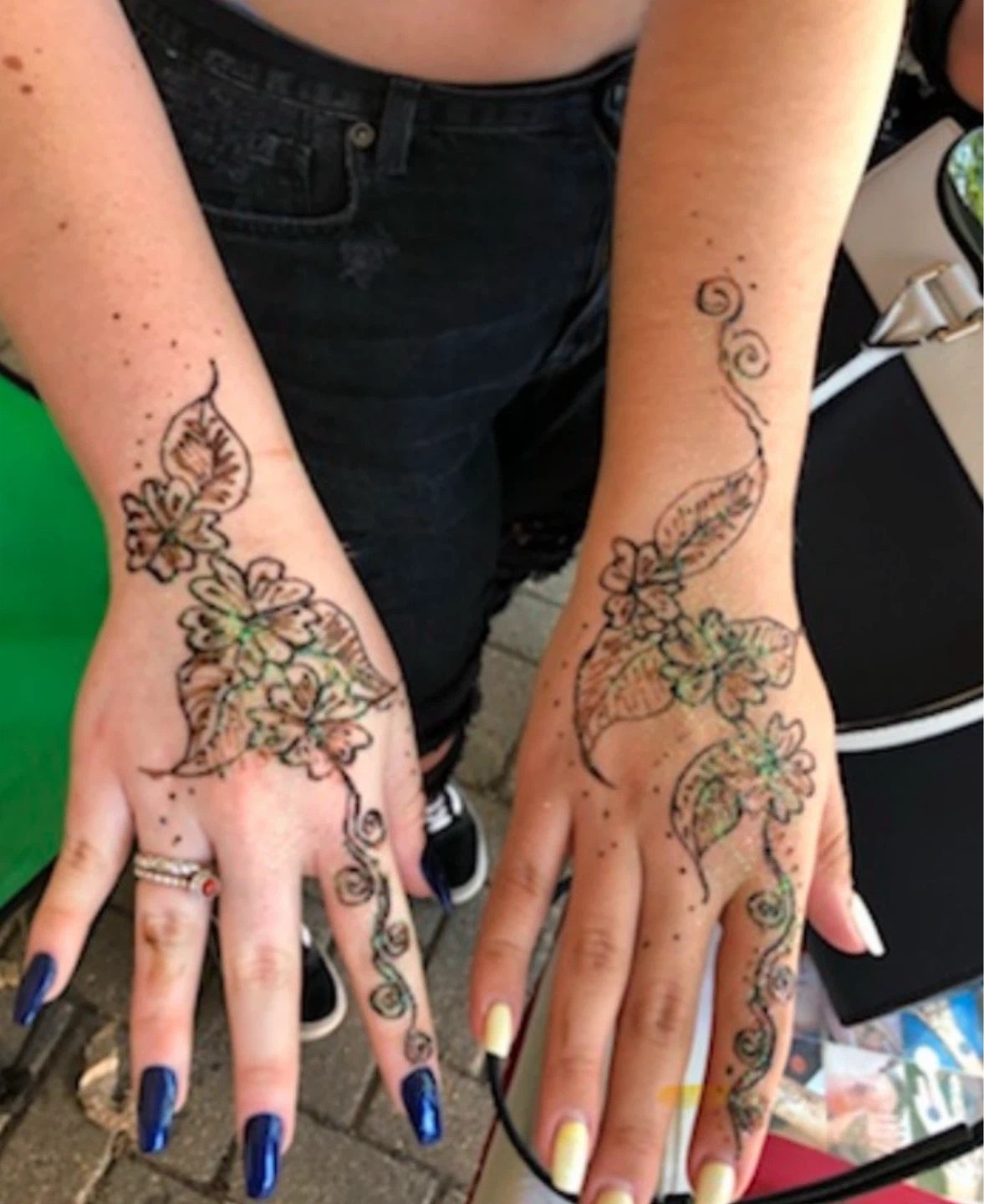 Glitter Henna Tattoo Application - photo 3