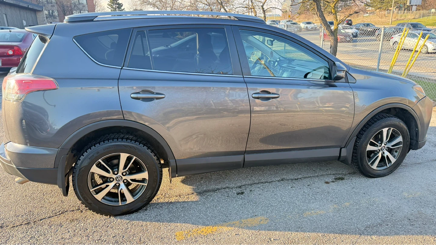2018 Toyota RAV4 LE AWD SUV - photo 3