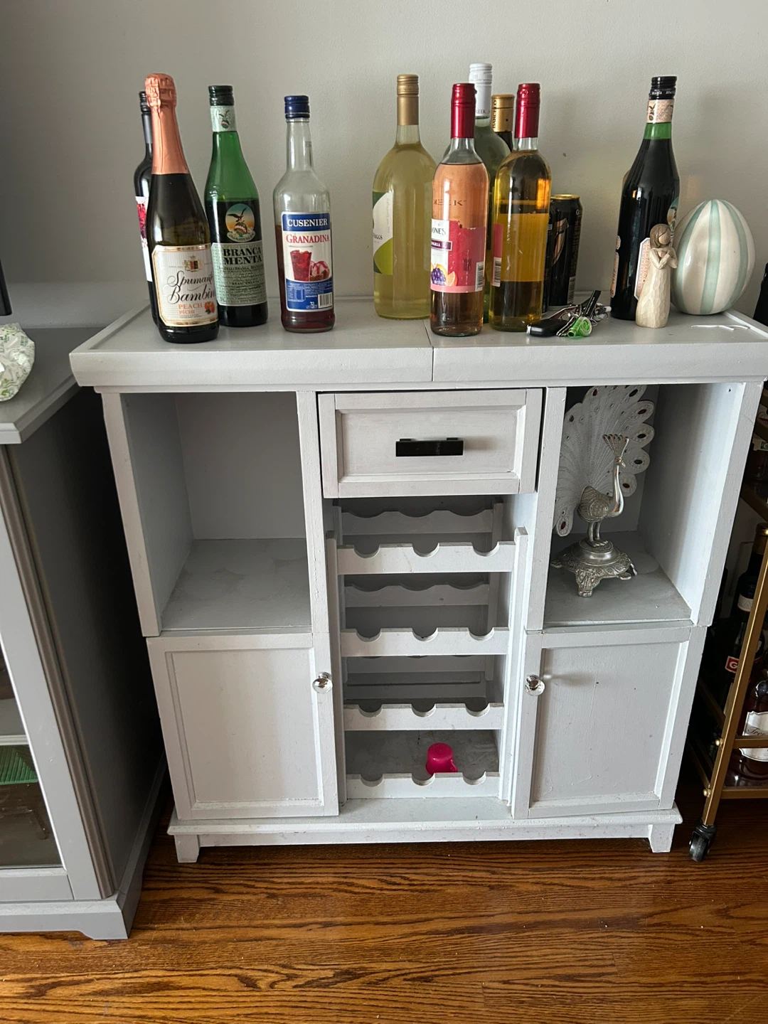 White bar