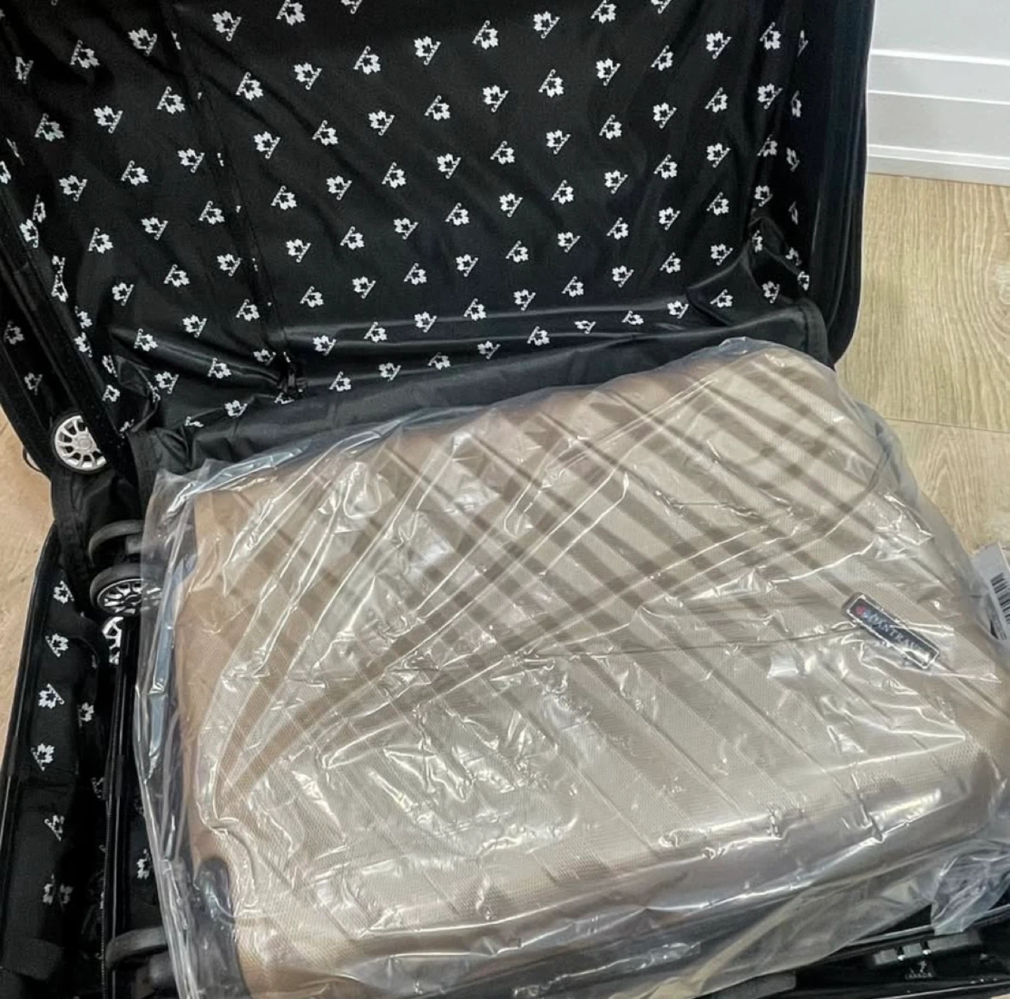 Brand New Gold 3 pic Luggage Suitcase set (20”/24”/28”) - photo 2