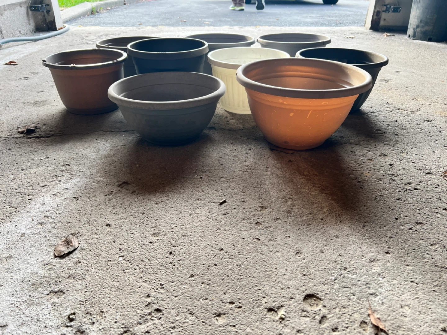 9 pots and Hanging Planters mix all for $5 - photo 2