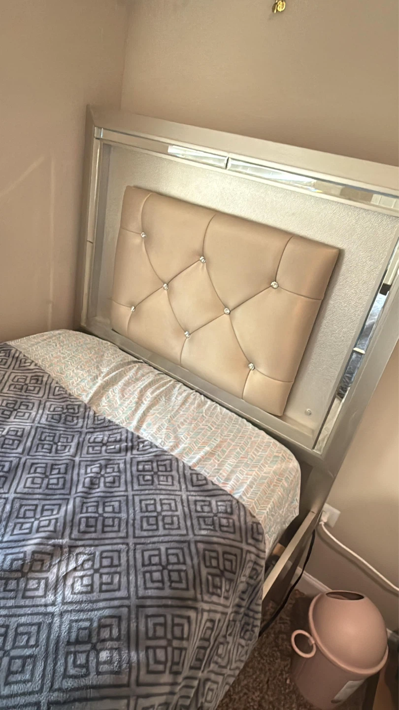 Tufted Headboard twin Bed Frame with Mirrored Accents