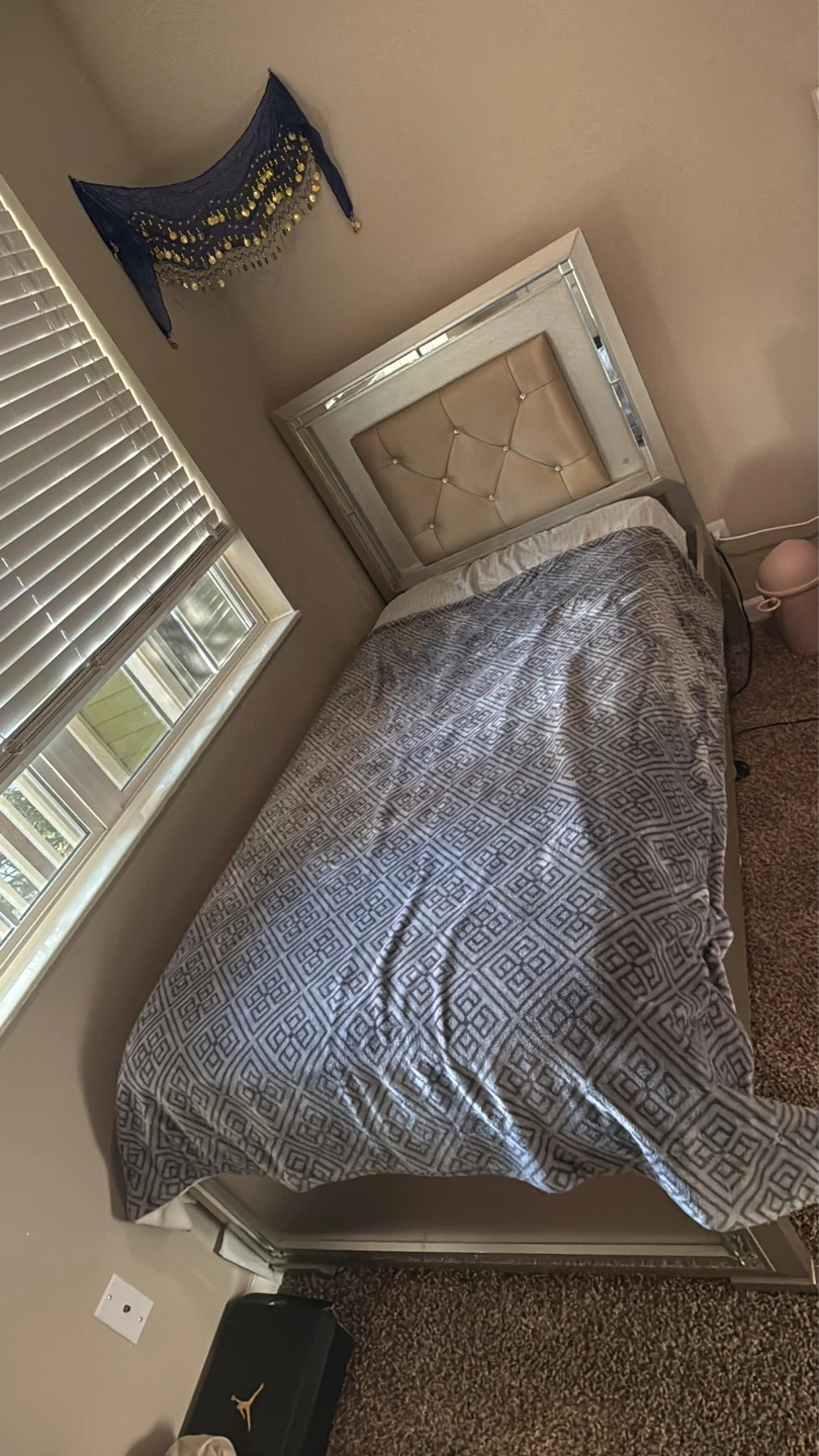 Tufted Headboard twin Bed Frame with Mirrored Accents - photo 4