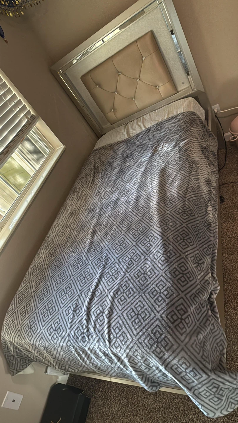 Tufted Headboard twin Bed Frame with Mirrored Accents - photo 3