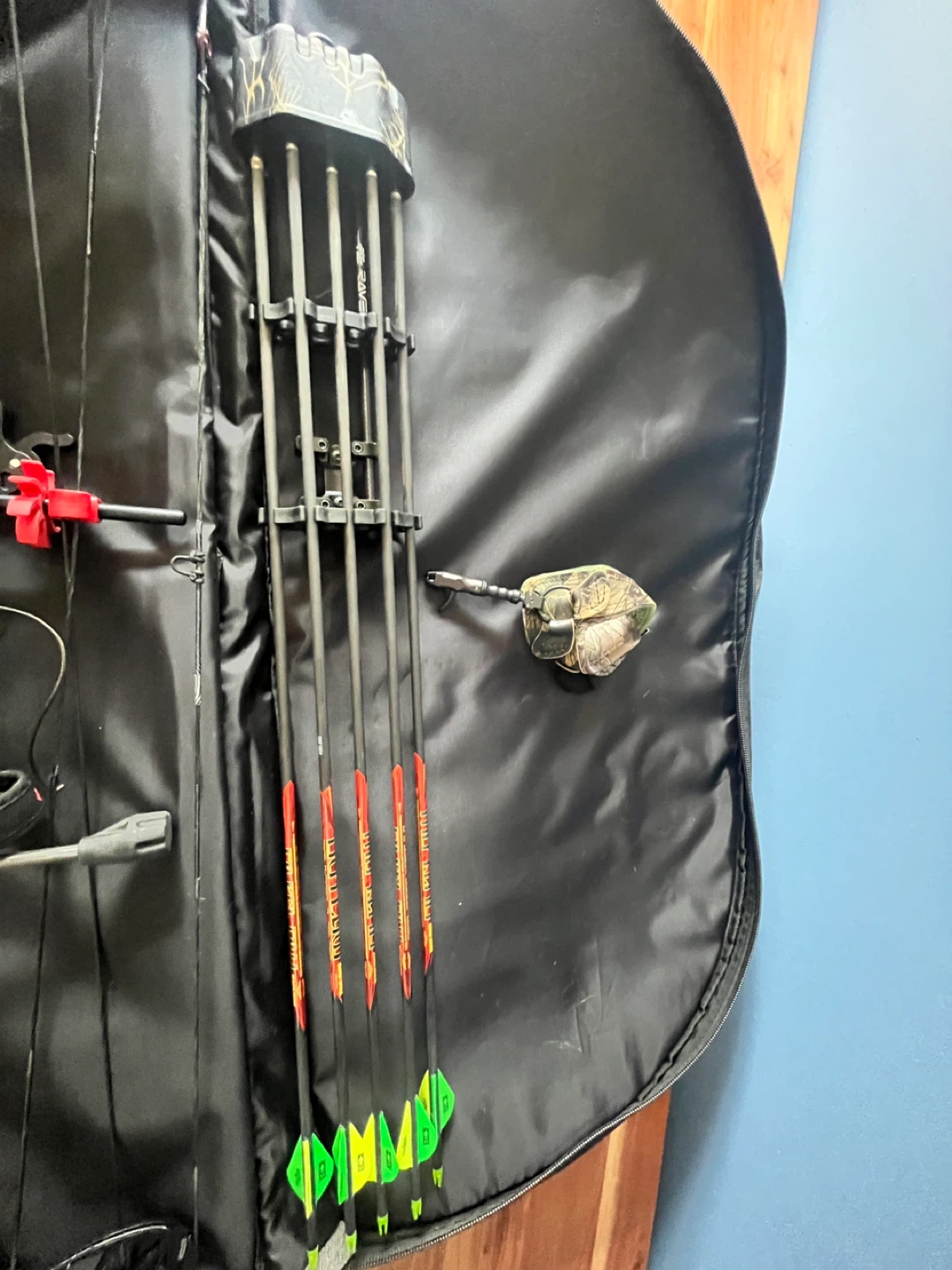 Stinger Compound Bow with Arrows and Case - photo 3