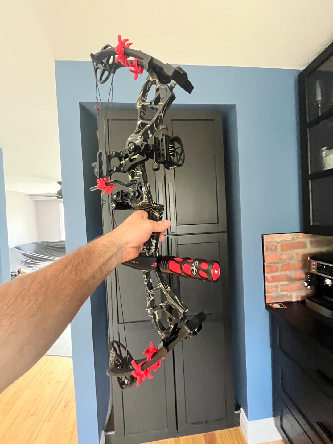 Stinger Compound Bow with Arrows and Case - photo 2