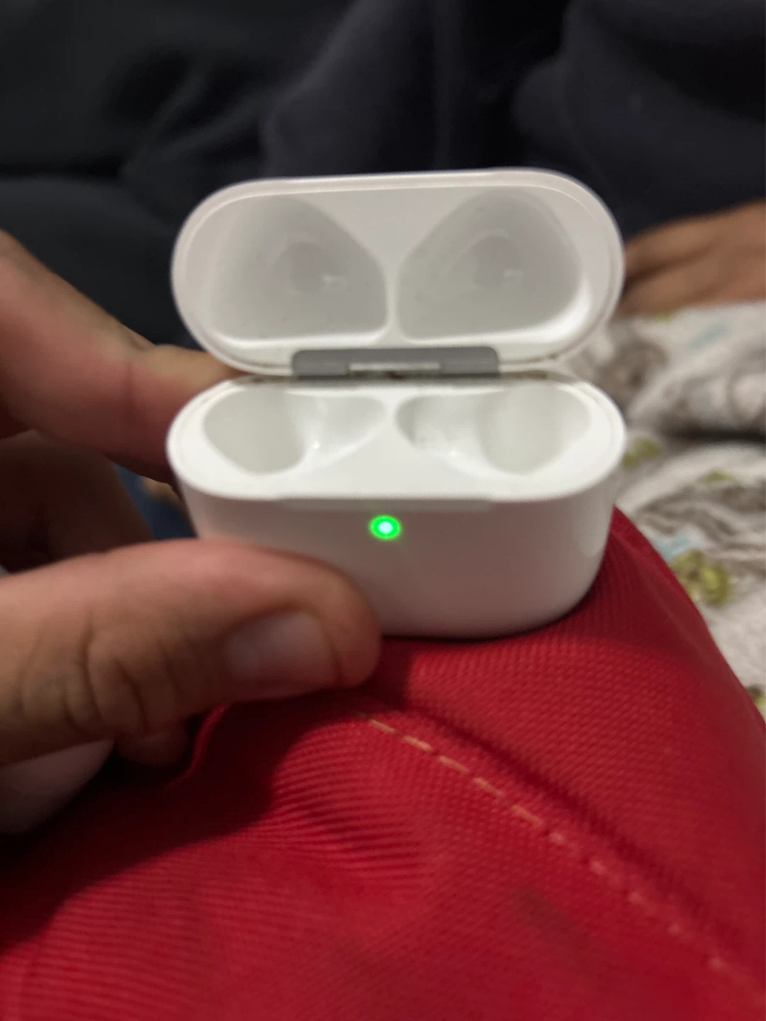 Apple AirPods 4Charging Case (USB-C) - photo 4
