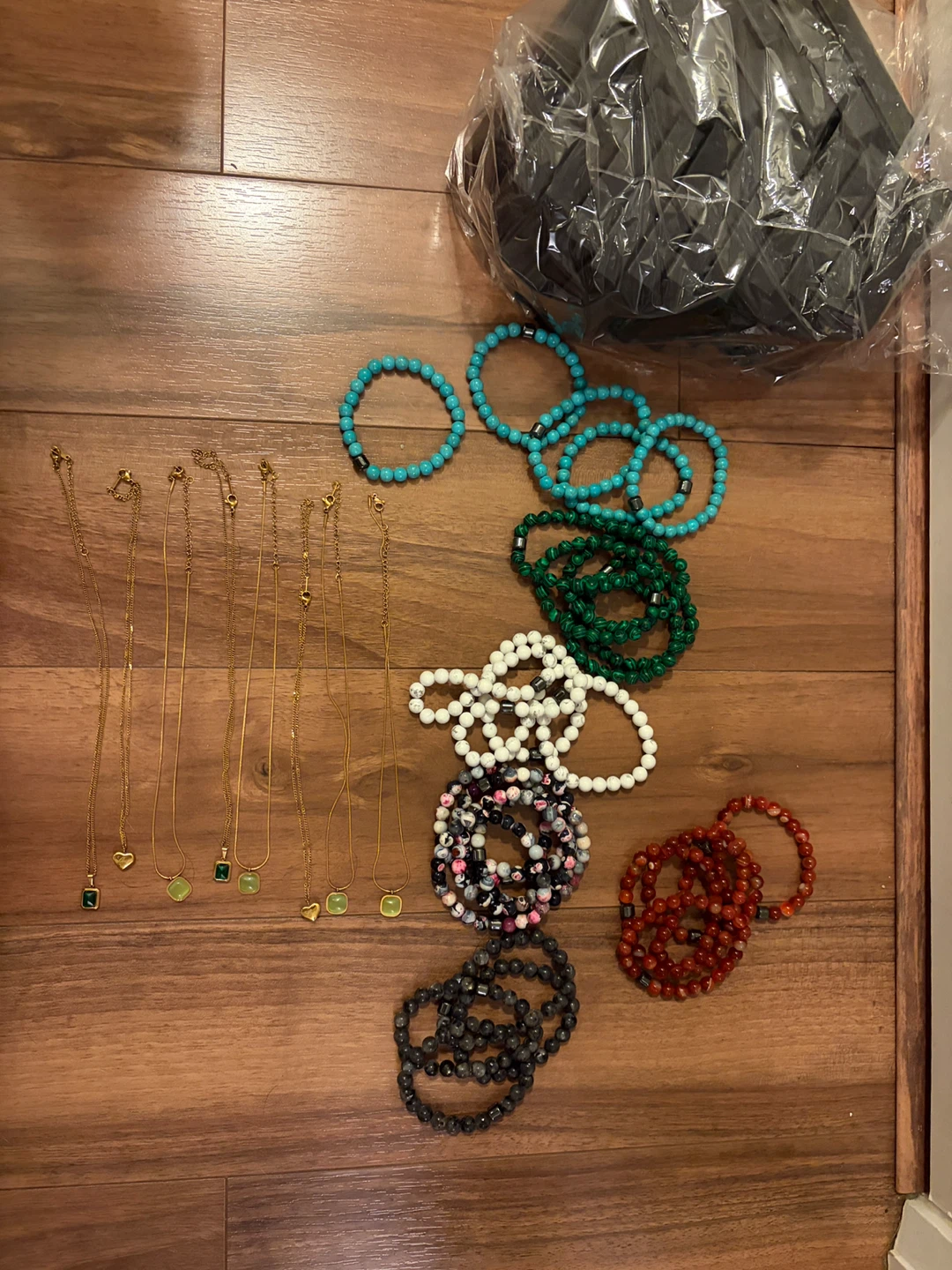 Mixed jewellery lot (bracelets and necklaces) + jewellery boxes