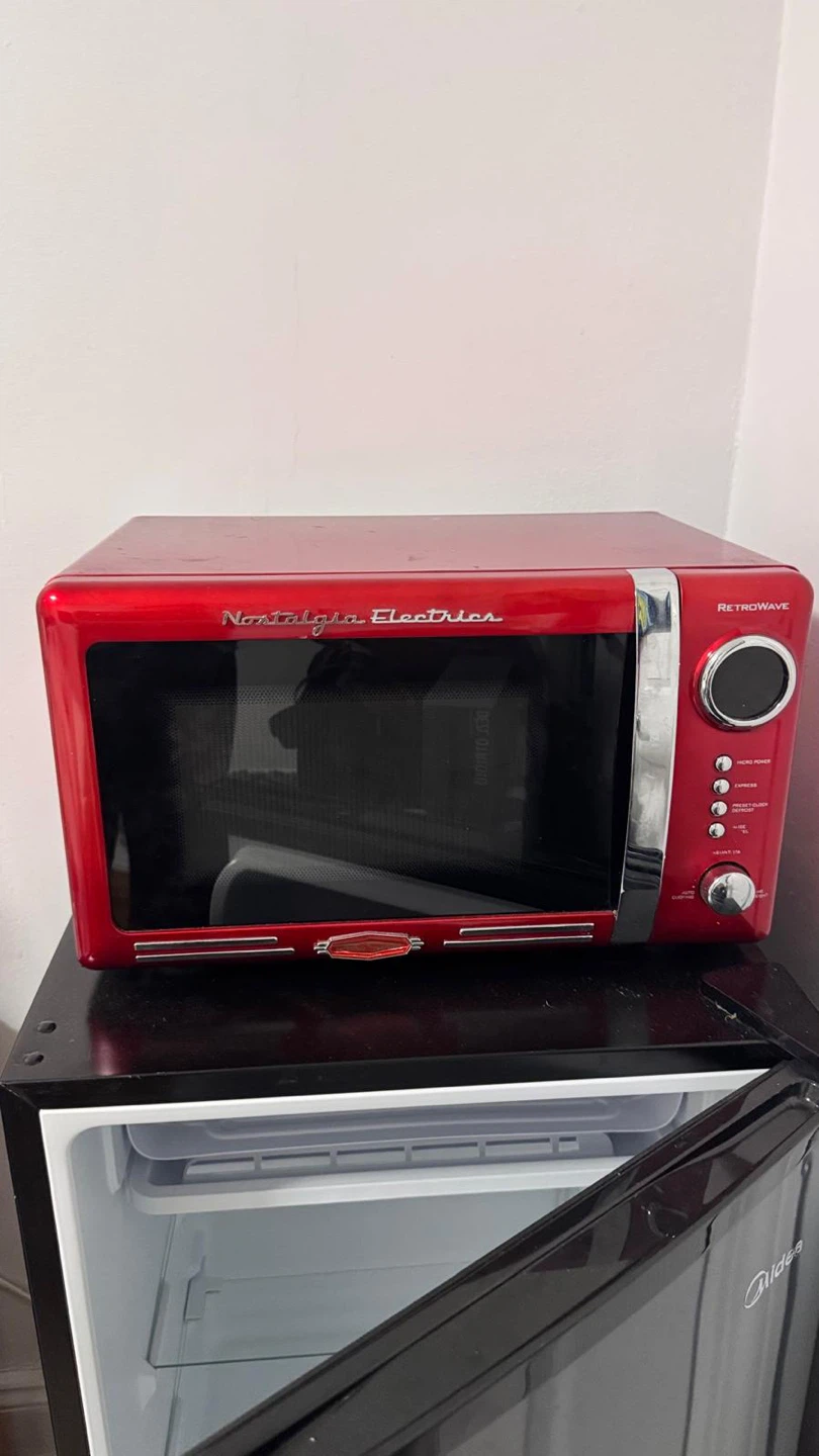 Nostalgia RetroWave Small Red Microwave