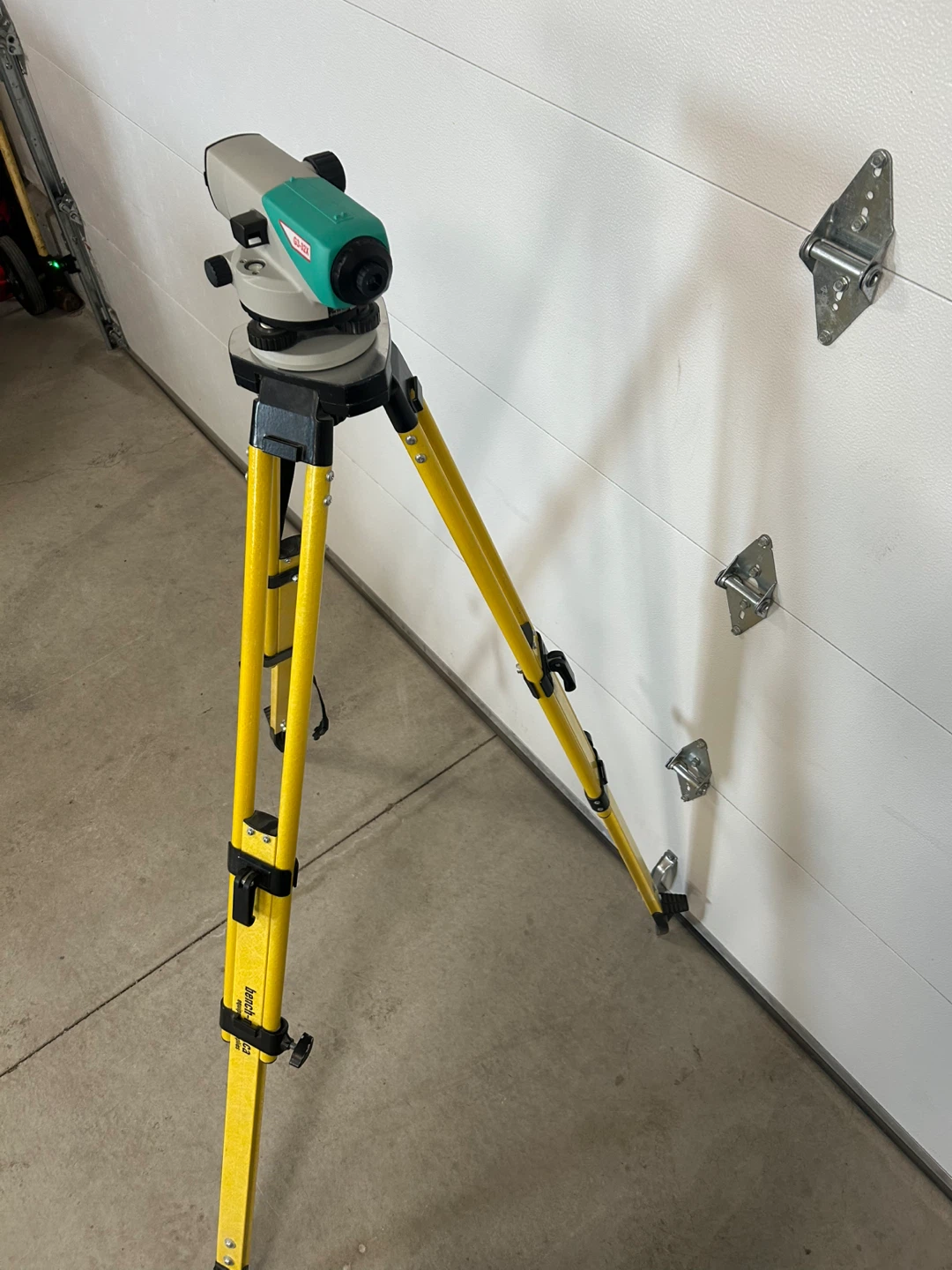 G3-32X Automatic Level with Bench-Mark Tripod - photo 3