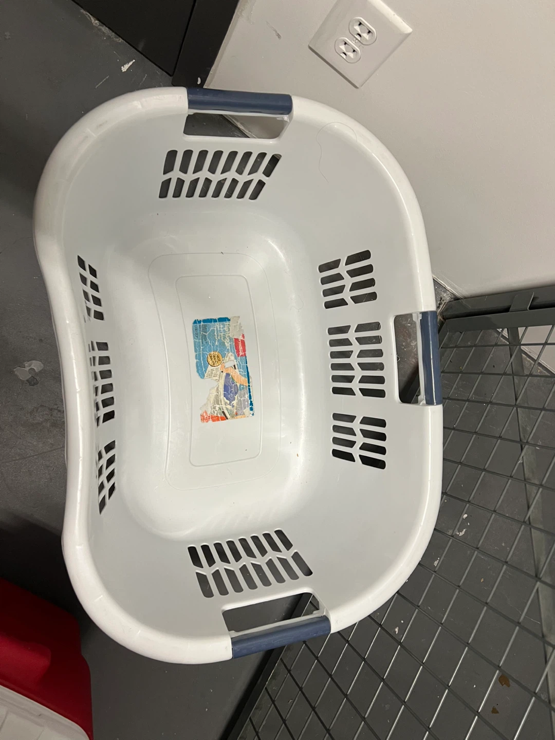 Sterilite Hip Hugger Laundry Basket - Large