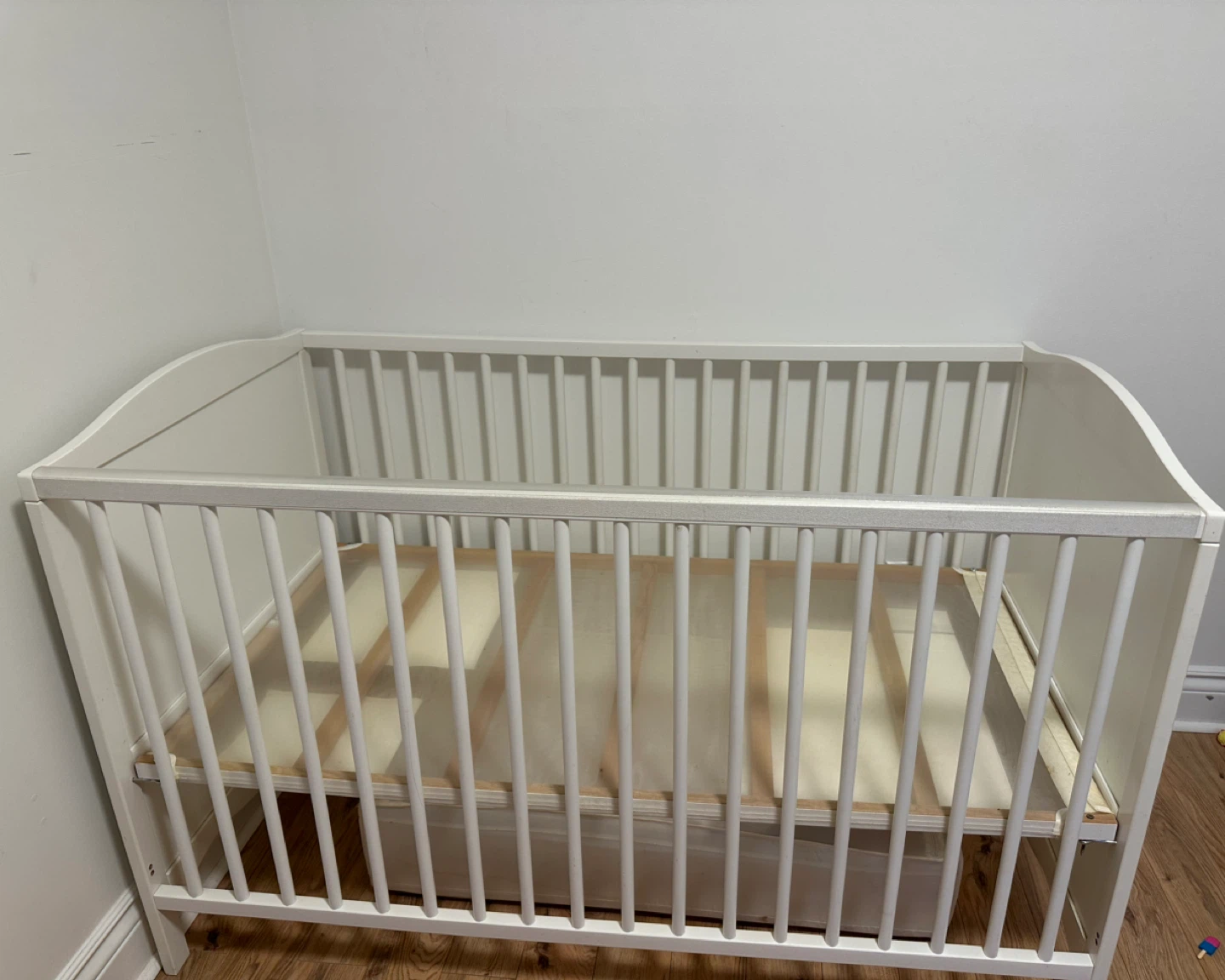 IKEA SMÅGÖRA Baby Crib – White – Excellent Condition - photo 3