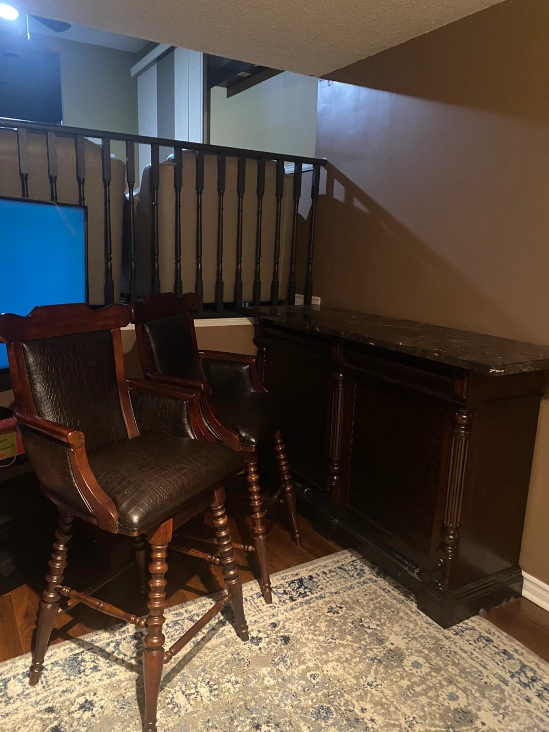 Dark Wood Bar with Marble Top and 2 Counter Stools - photo 3